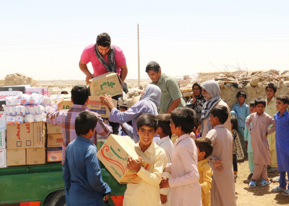 به همت جمعی از خیرین صورت گرفت؛  توزیع 126 بسته غذایی در روستاهای مرزی سیستان + گزارش تصویری